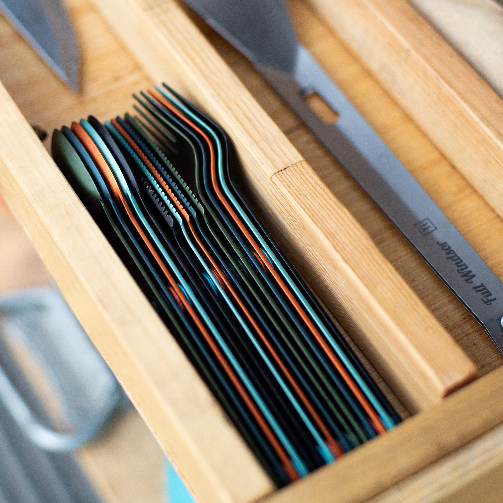 FULL WiNDSOR - Magware Magnetic Bowls /Plates /Cutlery Family Set